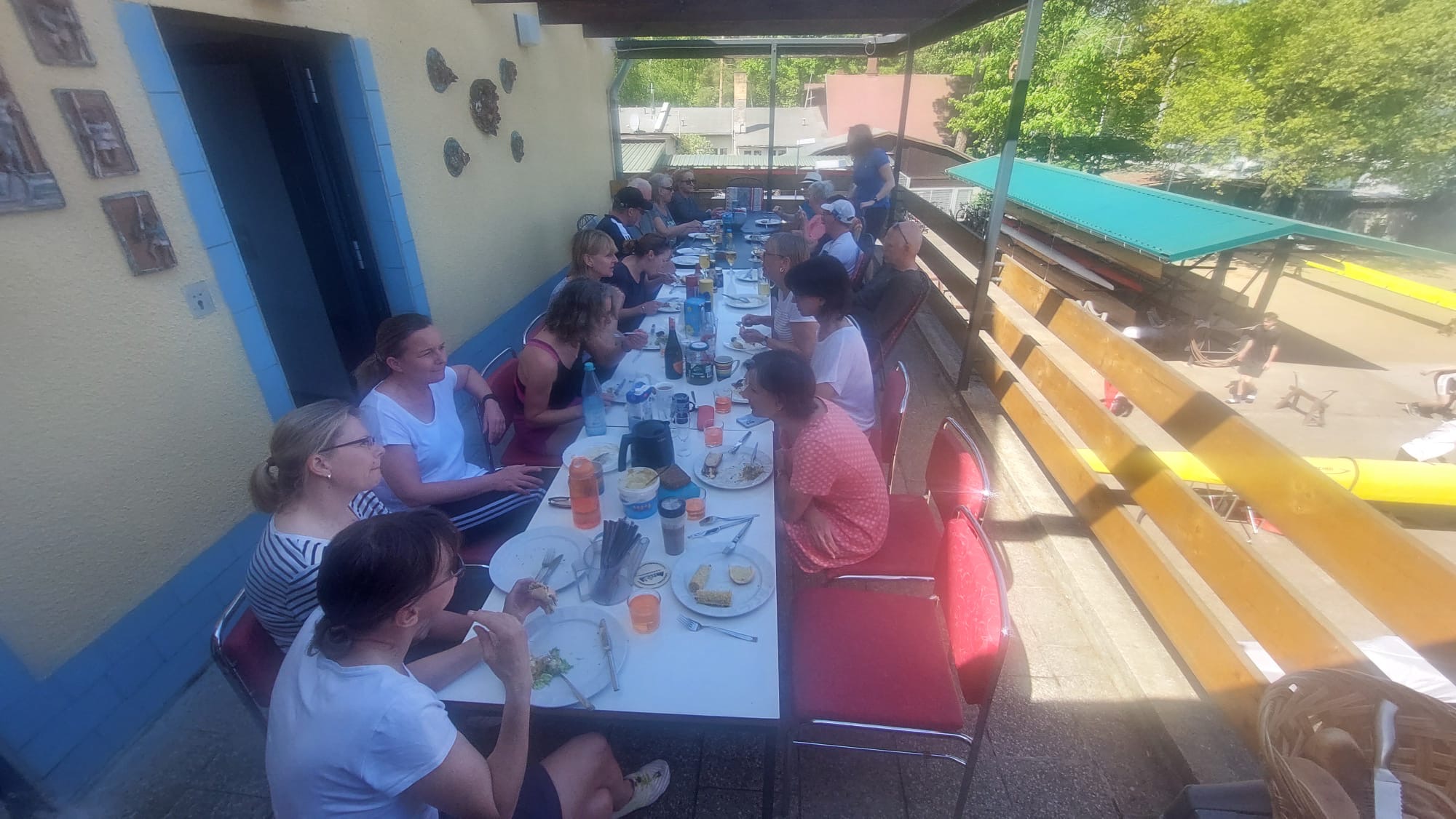 Große Tafel auf der Terrasse