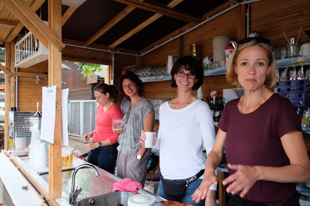 Die Damen im Kiosk