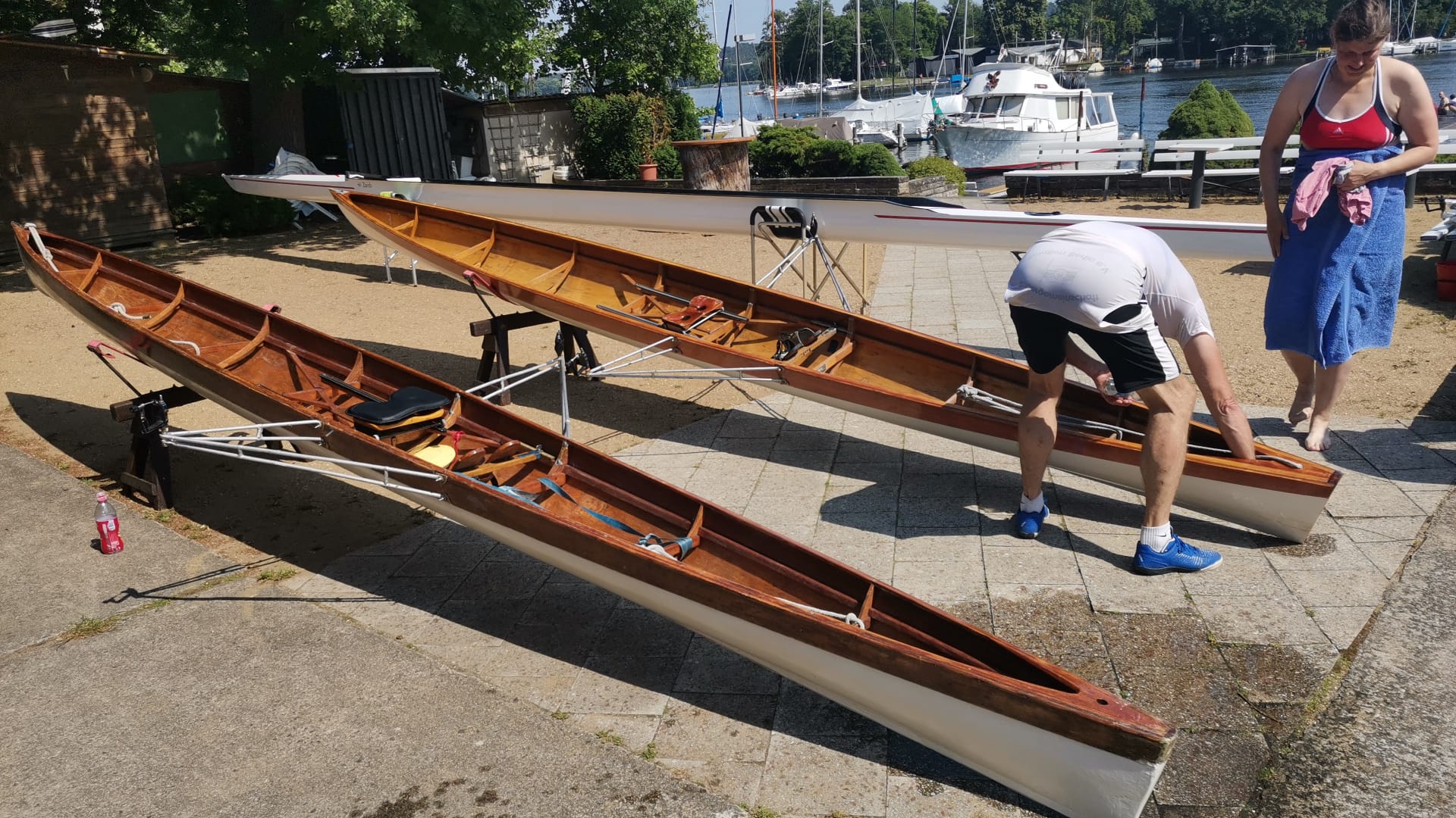 Boote reinigen und verstauen nach 30 km Einerrudern