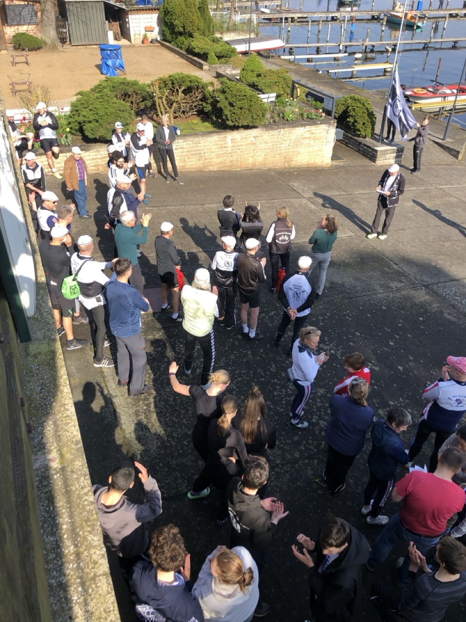 Rede auf dem Bootsplatz