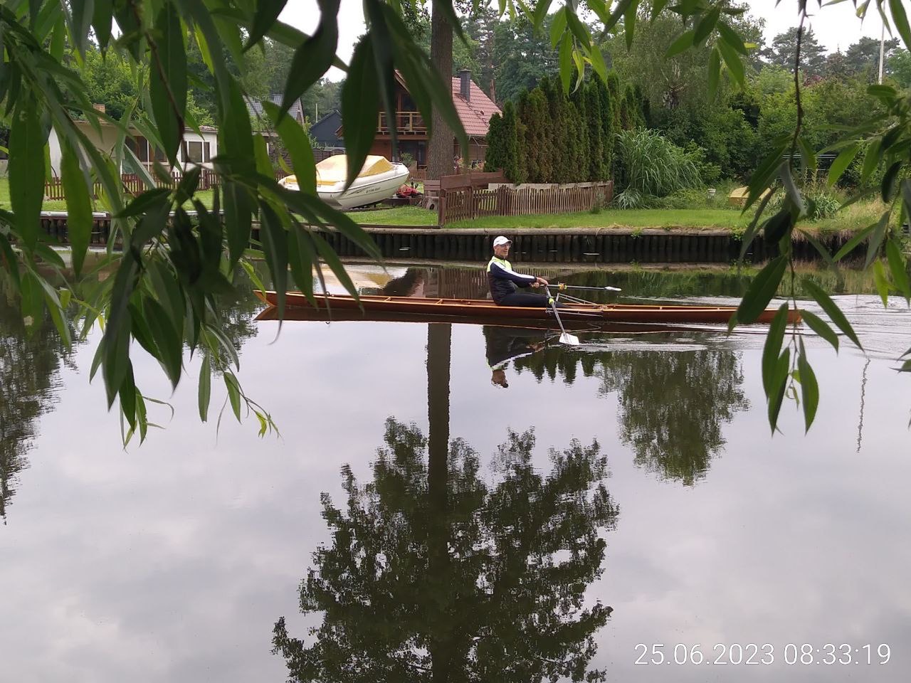 Auf spiegelglattem Wasser in Hessenwinkel: Bernd,
