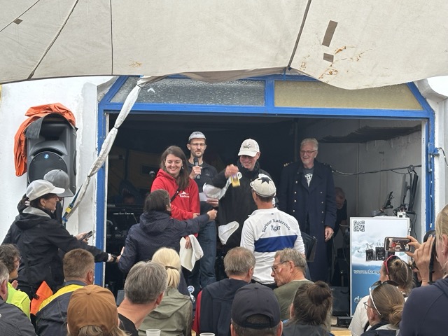 Der Steuermann empfängt den Preis für den 2. Platz der Damen